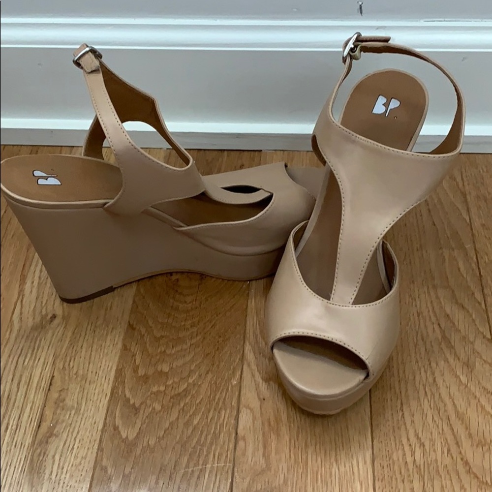 Nude wedges